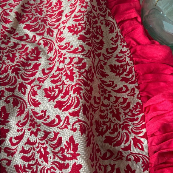 Red and Cream Damask Patterned tree skirt 🎄 - Picture 2 of 2